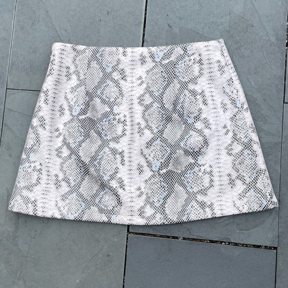 Olivaceous faux snakeskin mini skirt size Large - Picture 2 of 4